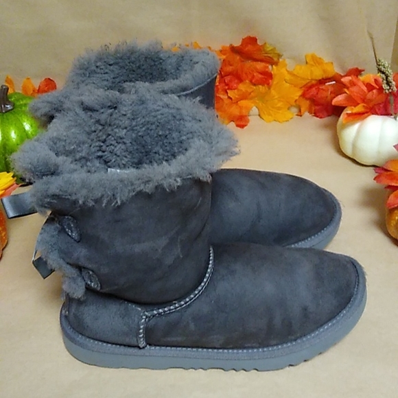 UGG boots SZ 5 - Picture 2 of 6